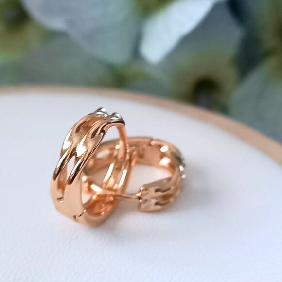 🟣✨Rose Gold Plated Twisted Hoop Earrings – Classic & Elegant - Picture 3 of 6